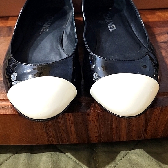 CHANEL Black and White Patent Flats EU 41 - EUC - Picture 3 of 10